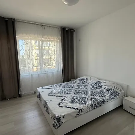 Luxury -mamaia Sat شقة